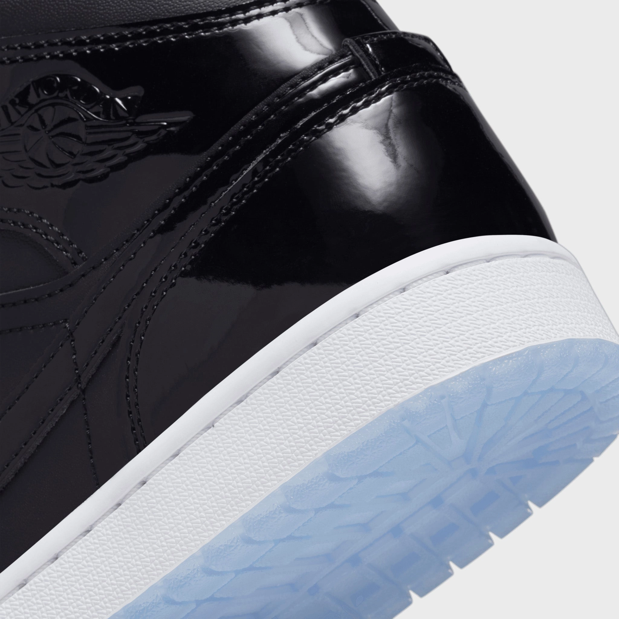 Jordan 1 Mid SE Black / Dark Concord - White