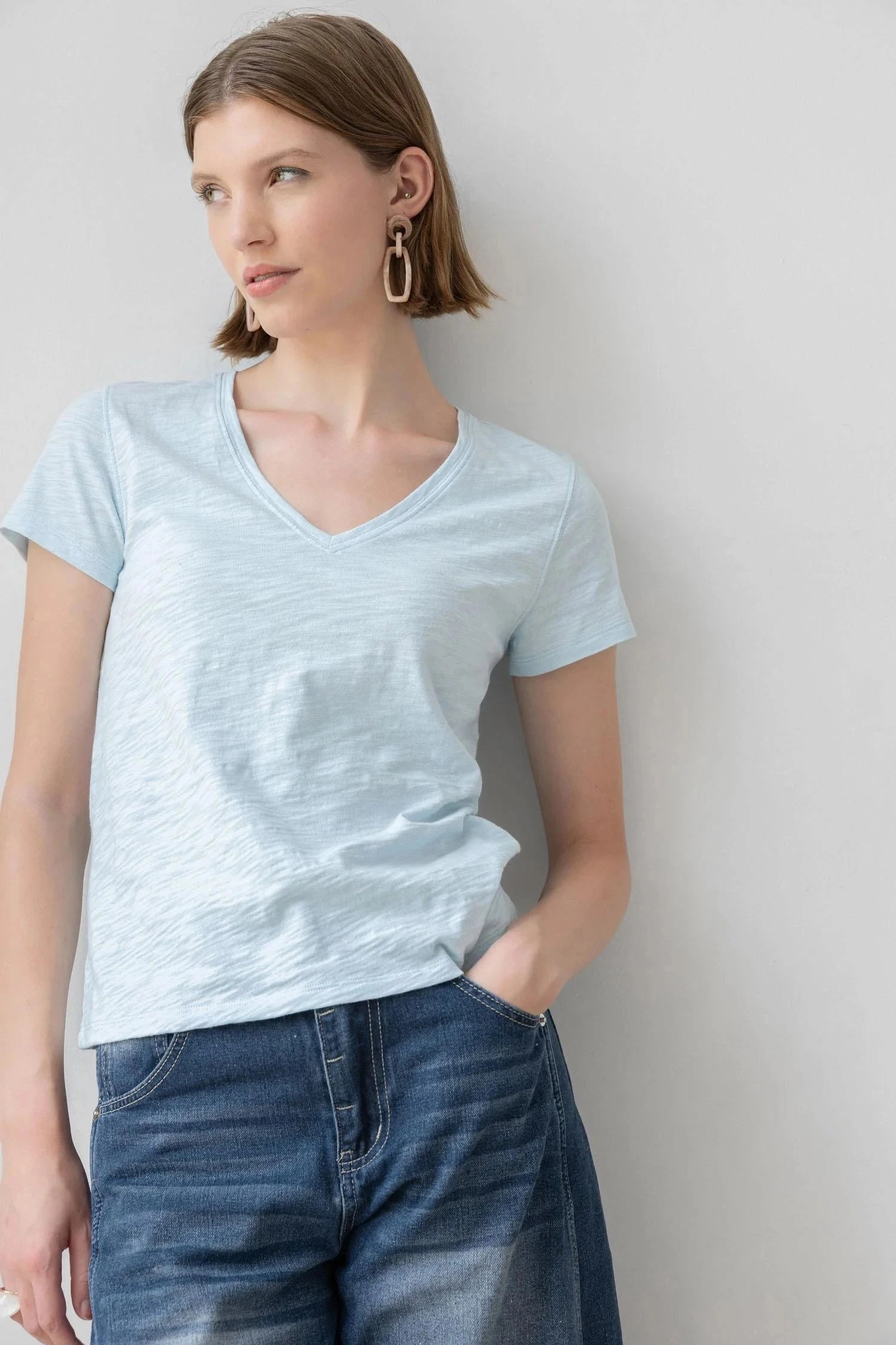 V-Neck Short Sleeve Back Seam Tee Spa
